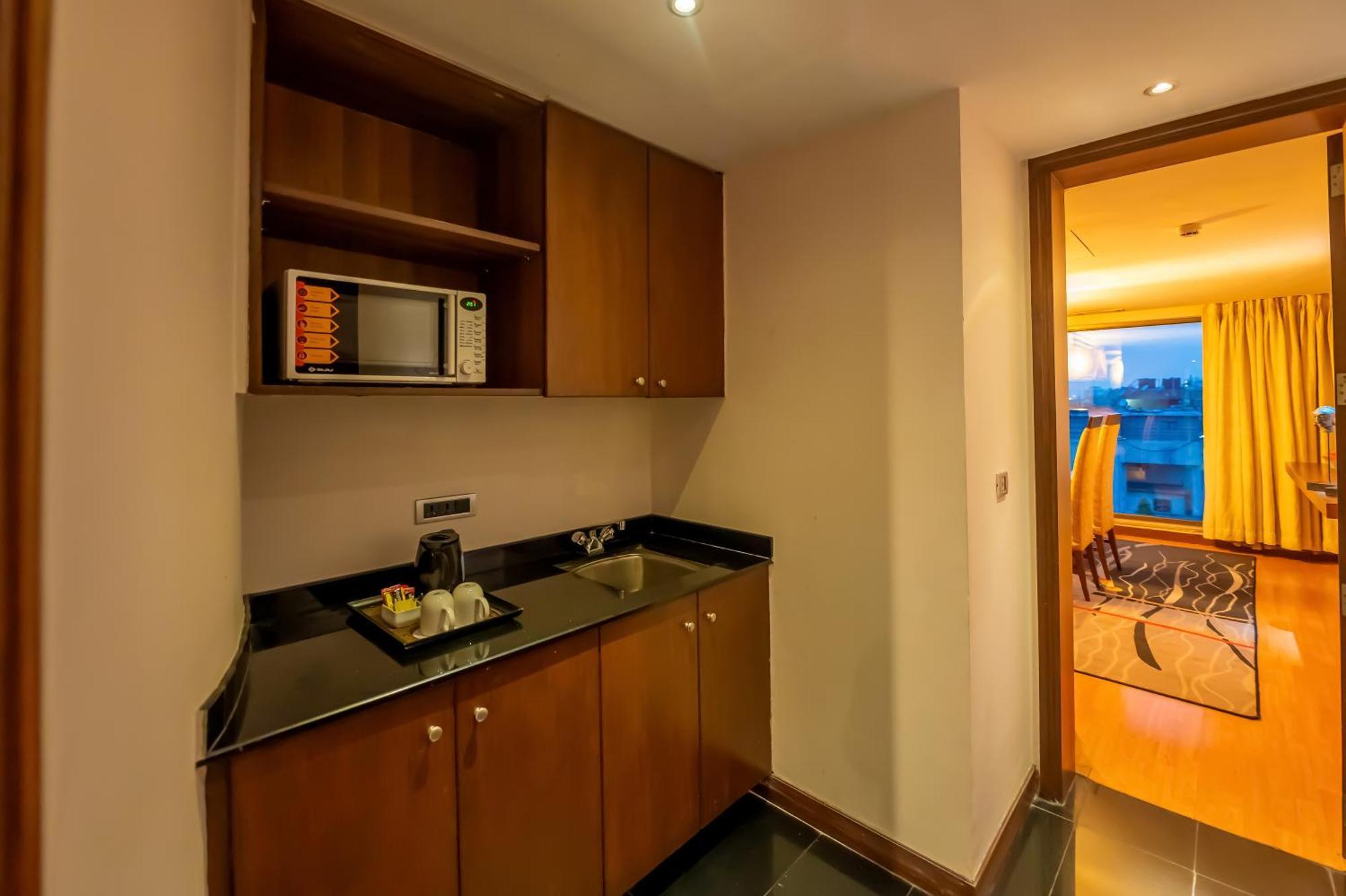 O Hotel פונה מראה חיצוני תמונה A kitchenette in a hotel room