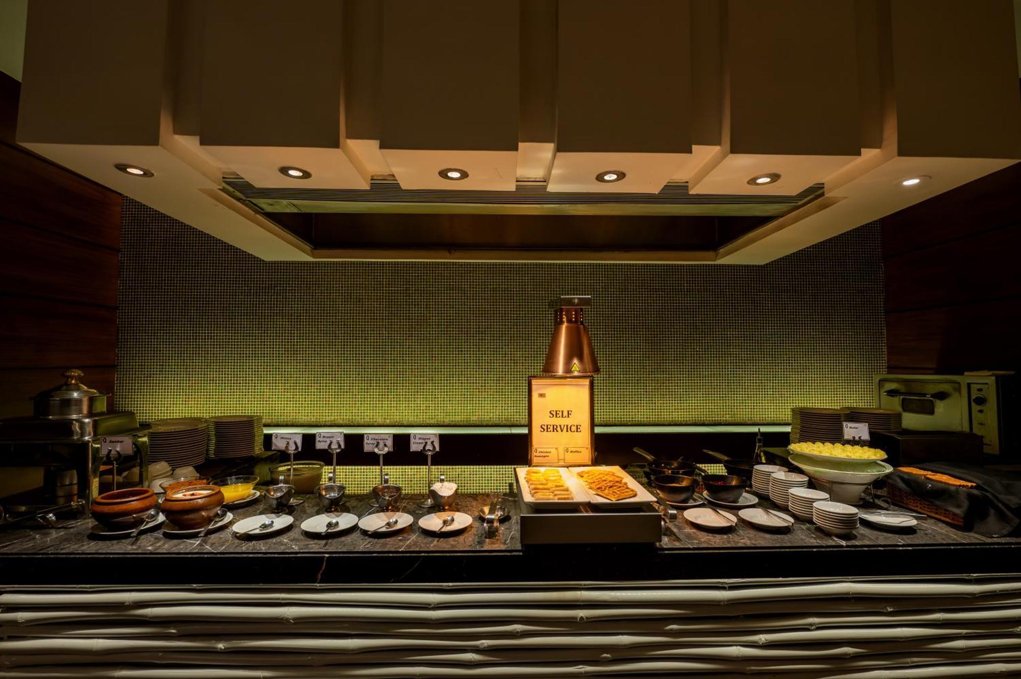 O Hotel פונה מראה חיצוני תמונה The buffet at the restaurant