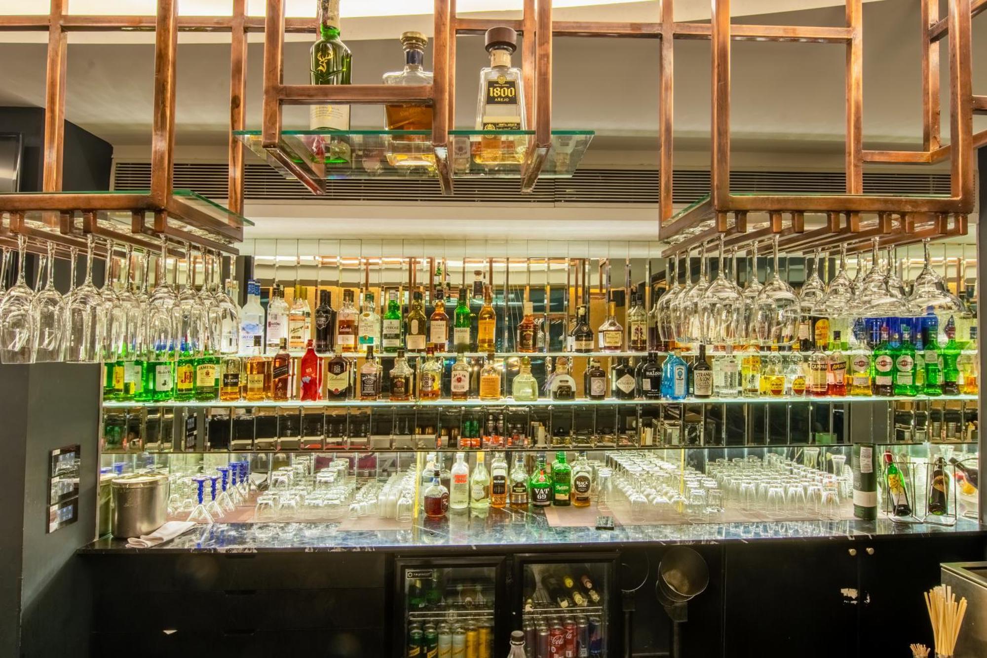 O Hotel פונה מראה חיצוני תמונה The bar at the 2018 edition of the World Economic Forum