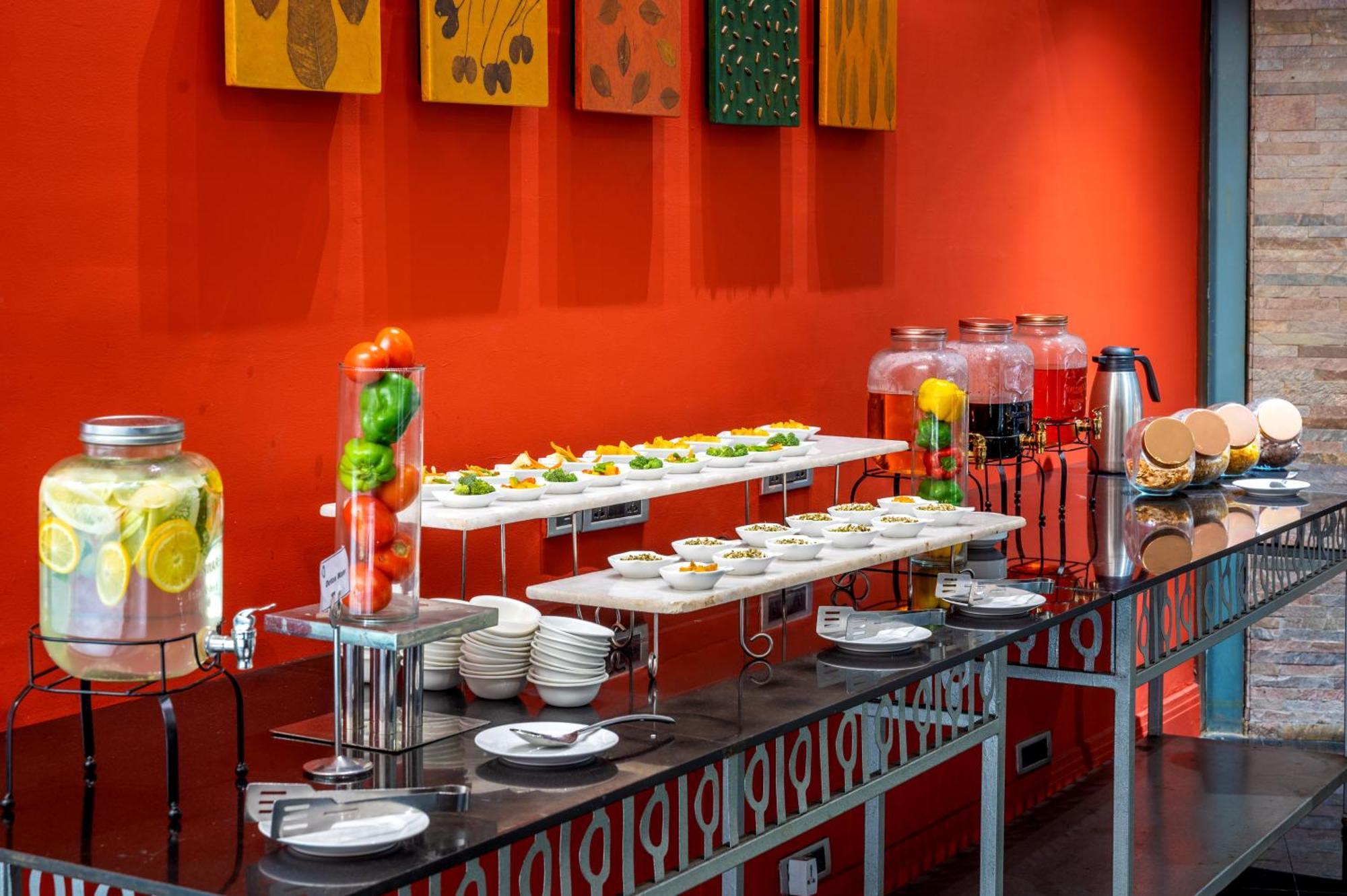 O Hotel פונה מראה חיצוני תמונה A buffet at a restaurant