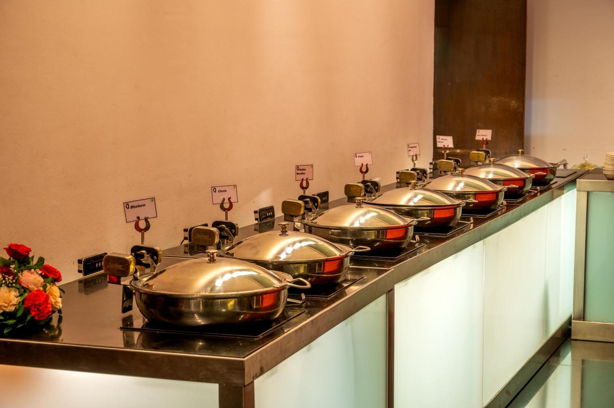 O Hotel פונה מראה חיצוני תמונה A row of chafing dishes