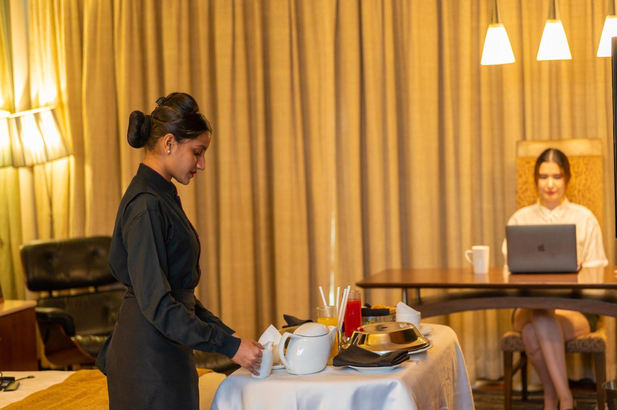 O Hotel פונה מראה חיצוני תמונה A room service attendant serving breakfast