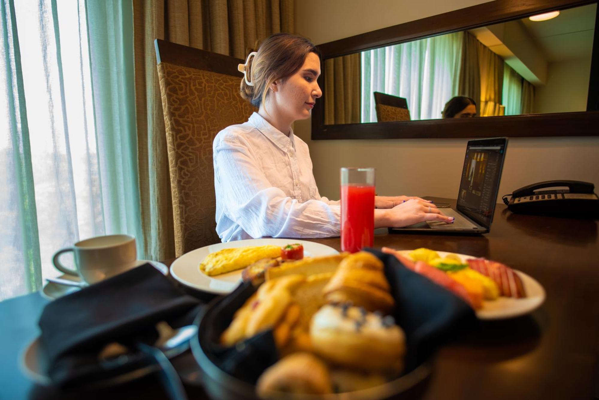 O Hotel פונה מראה חיצוני תמונה A woman working at a hotel