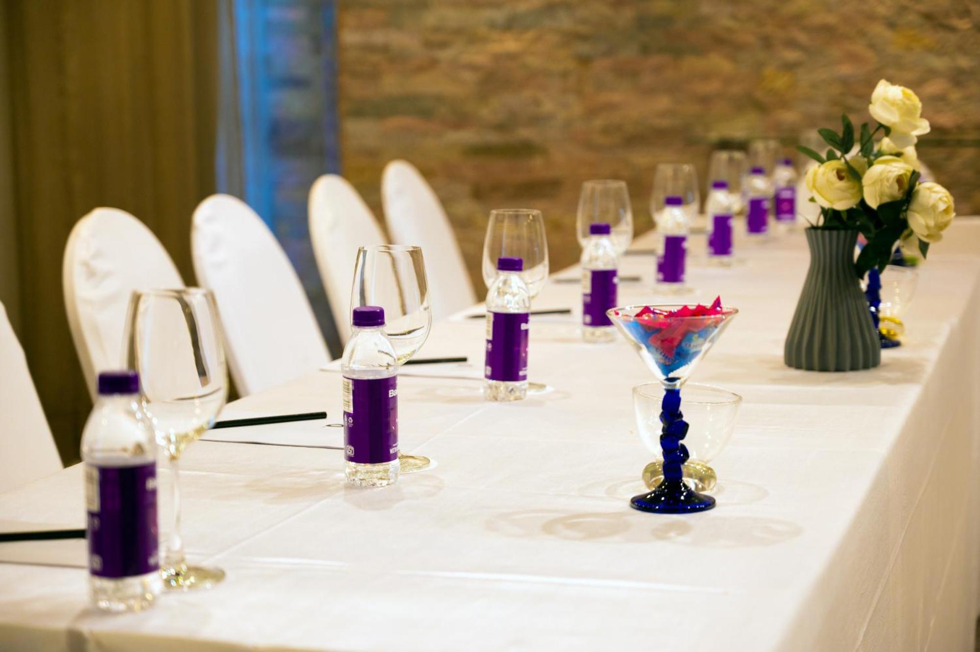 O Hotel פונה מראה חיצוני תמונה The table at the 2011 World Wine Championships