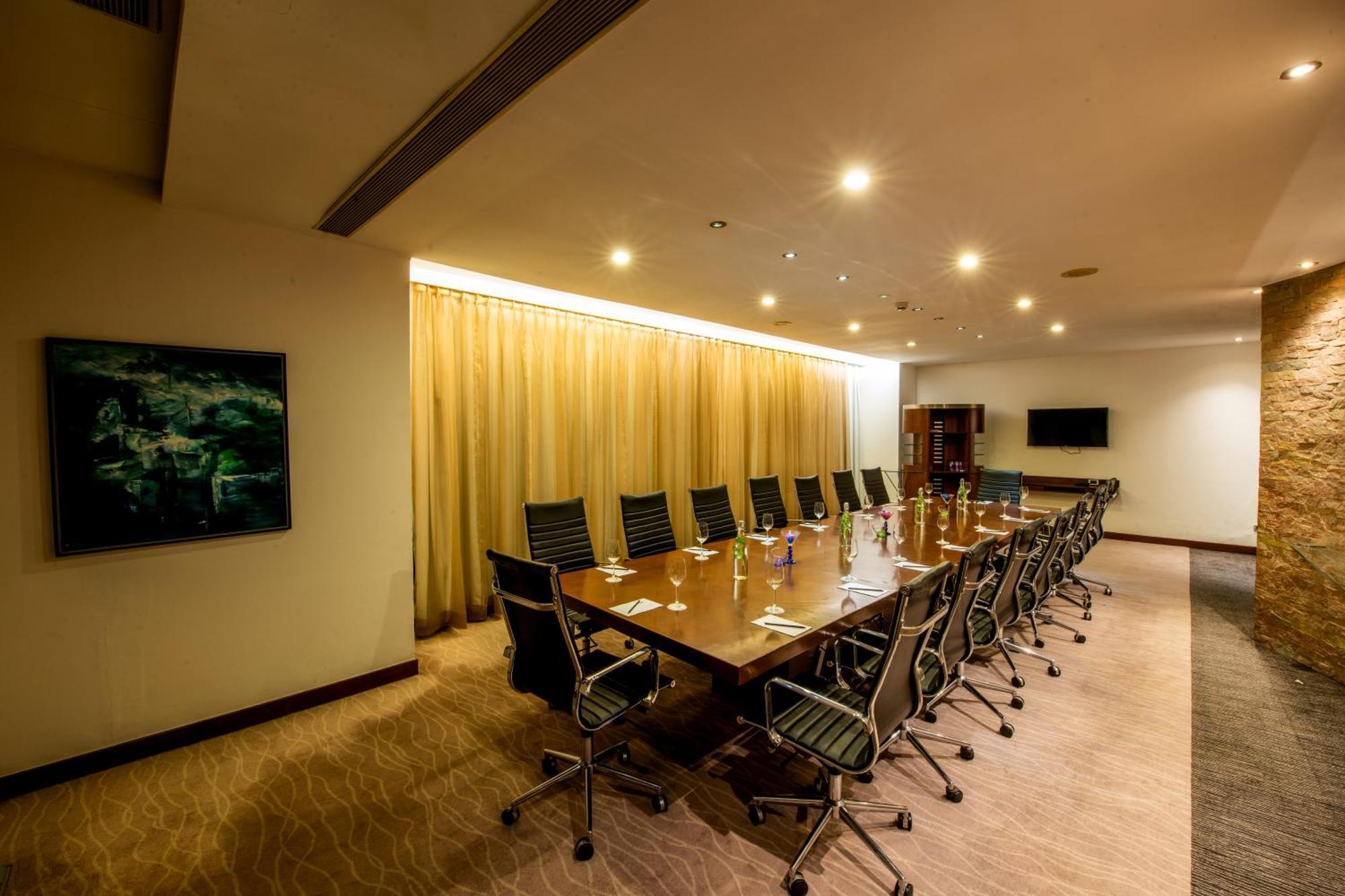 O Hotel פונה מראה חיצוני תמונה Meeting room at the hotel