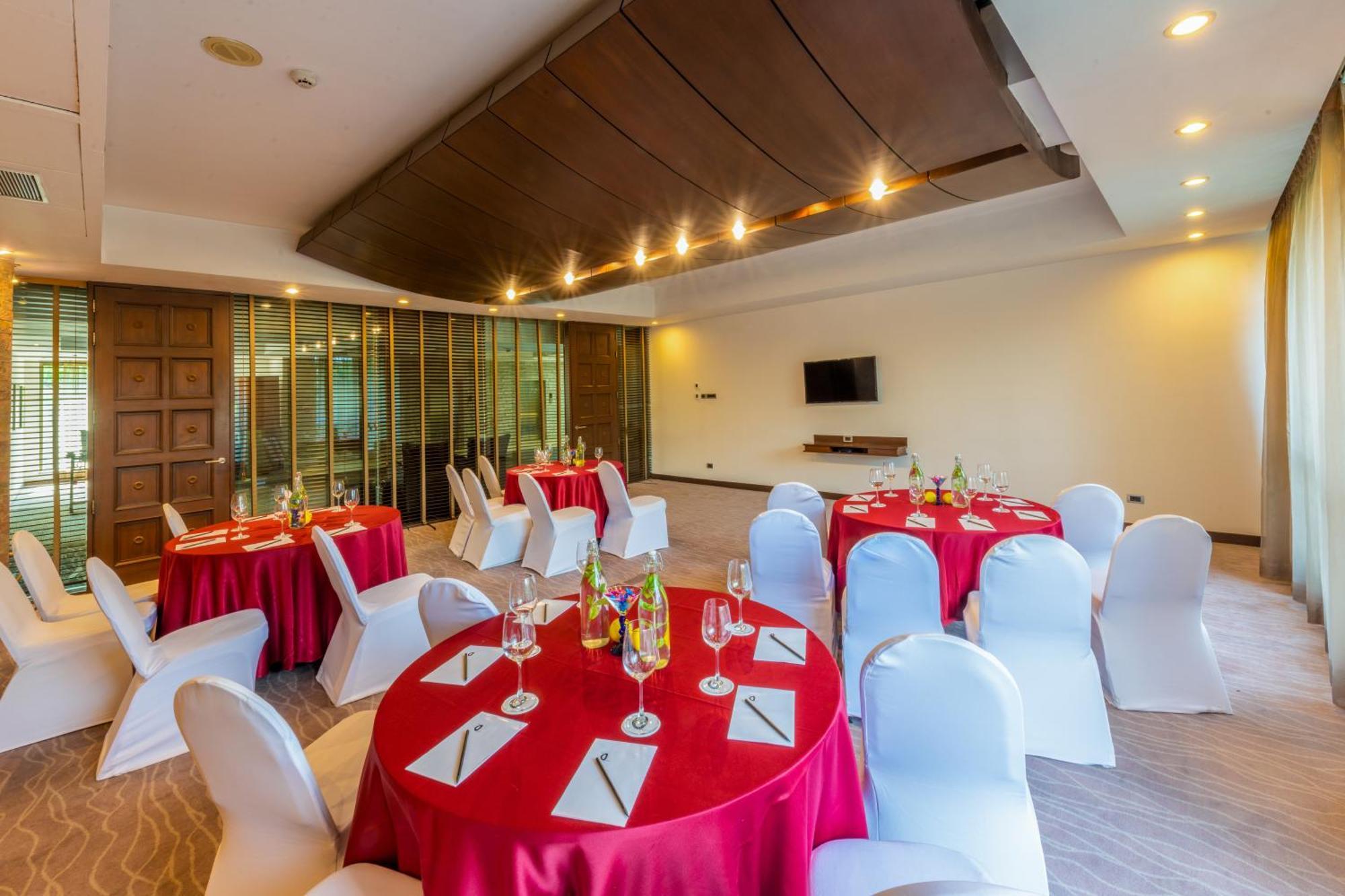 O Hotel פונה מראה חיצוני תמונה Meeting room
