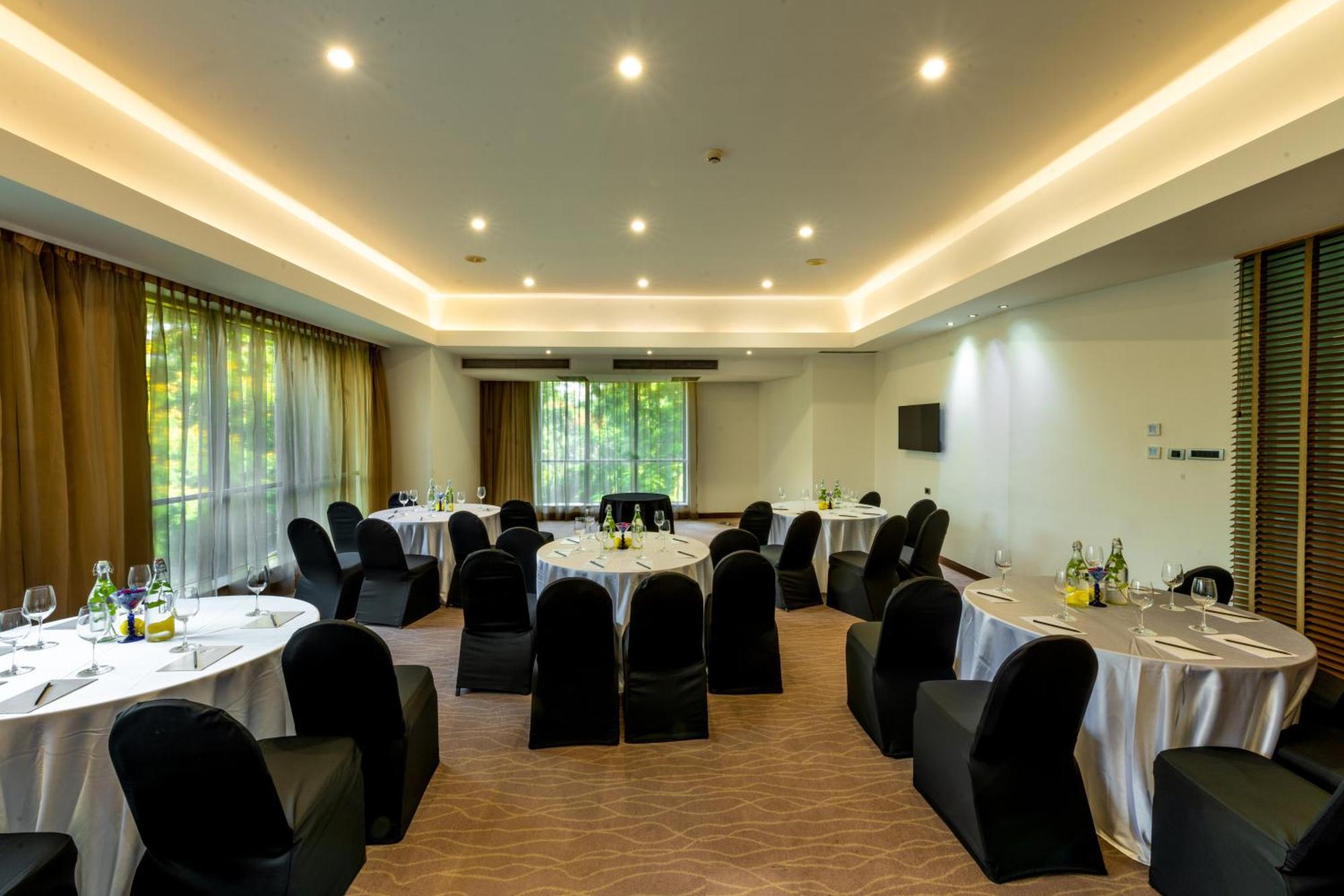 O Hotel פונה מראה חיצוני תמונה The meeting room