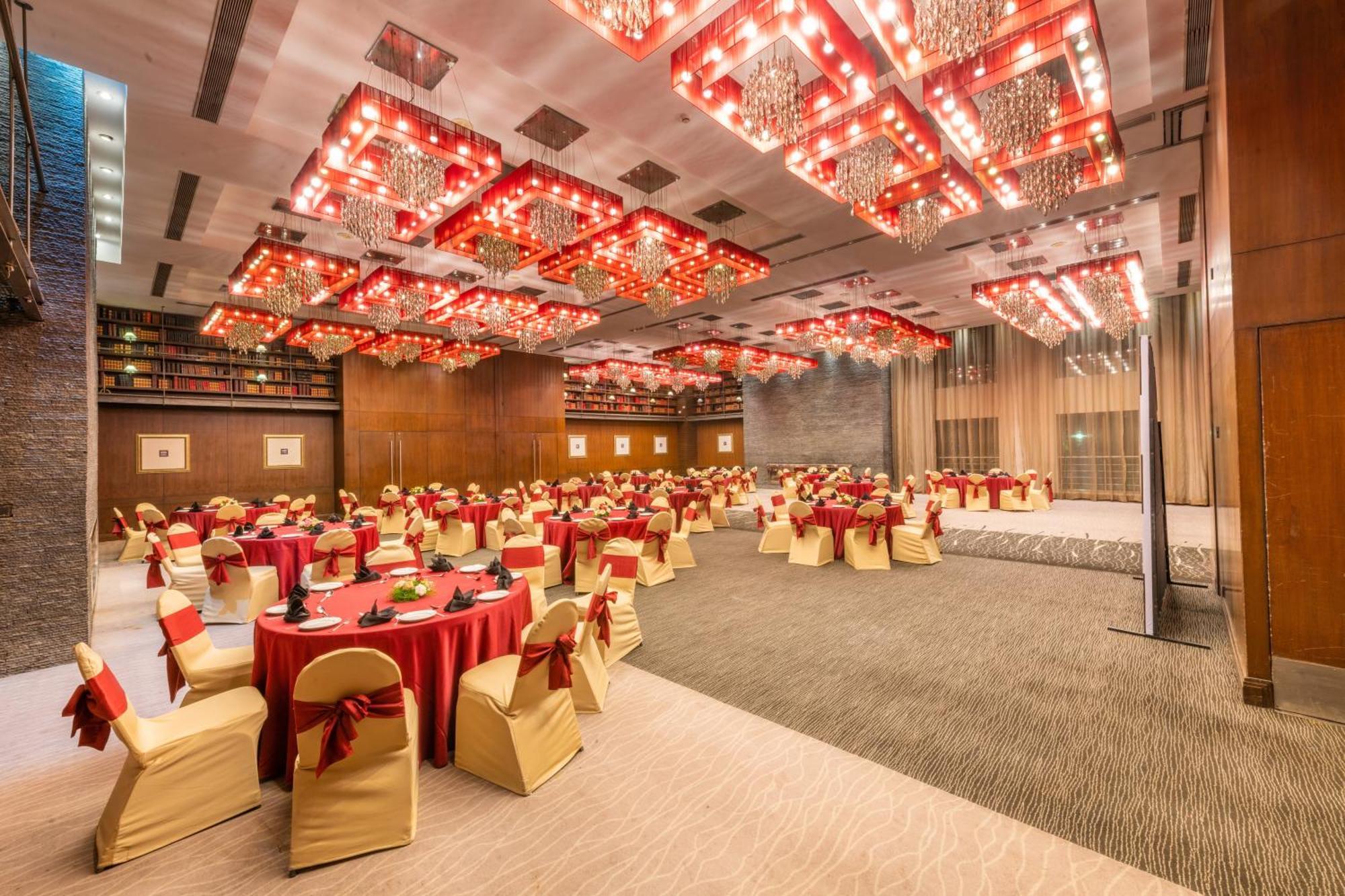 O Hotel פונה מראה חיצוני תמונה The Grand Ballroom