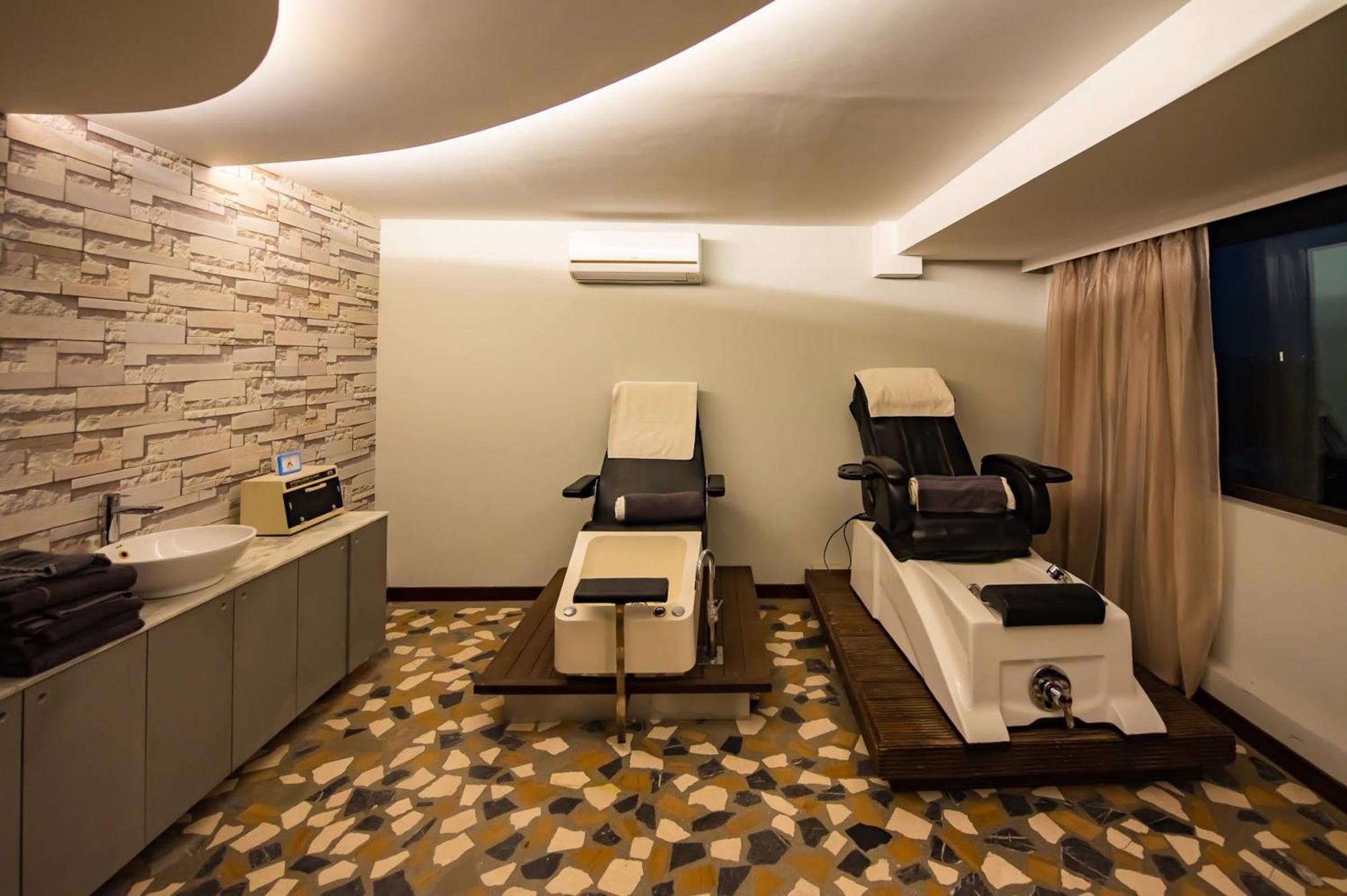 O Hotel פונה מראה חיצוני תמונה A foot reflexology room at a spa